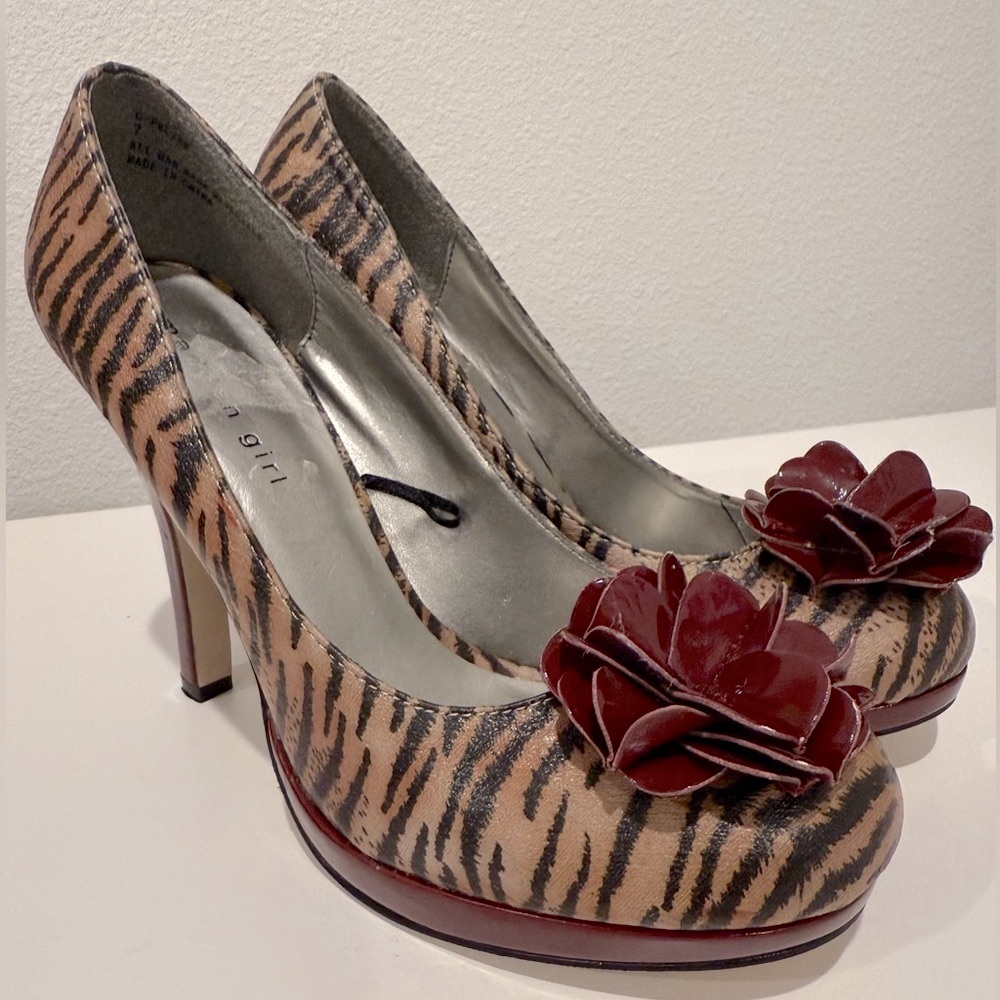 👠 Madden Girl Tiger Print & Burgundy Patent Leather Heels - Picture 4 of 12